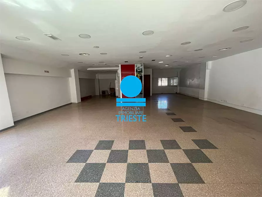 Immagine 1 di Negozio in affitto  a Pesaro