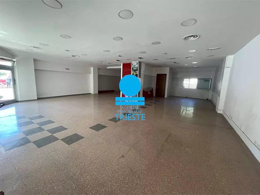 Immagine 2 di Negozio in affitto  a Pesaro