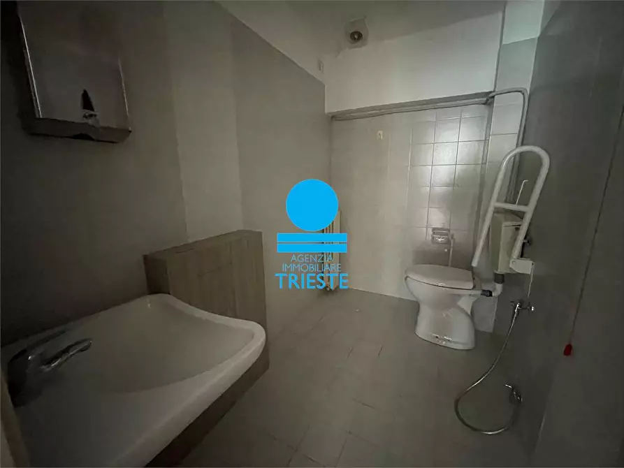 Immagine 4 di Negozio in affitto  a Pesaro