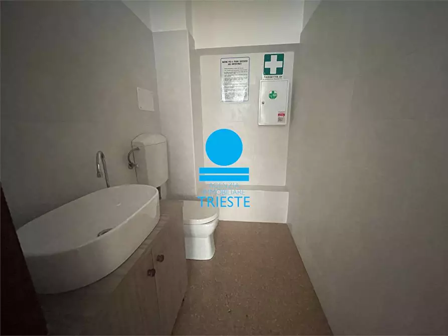 Immagine 6 di Negozio in affitto  a Pesaro