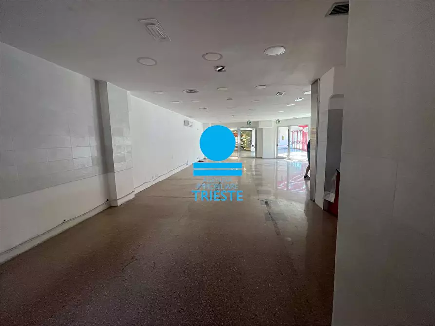Immagine 7 di Negozio in affitto  a Pesaro