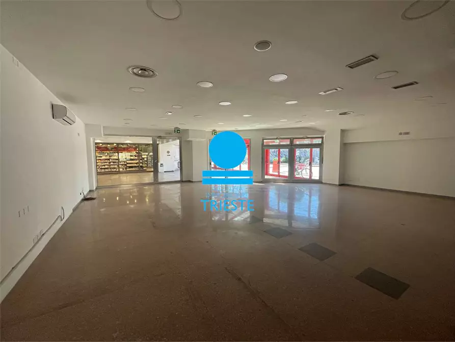 Immagine 8 di Negozio in affitto  a Pesaro