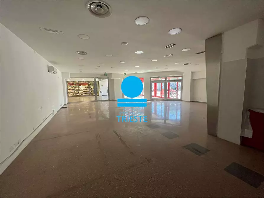 Immagine 9 di Negozio in affitto  a Pesaro