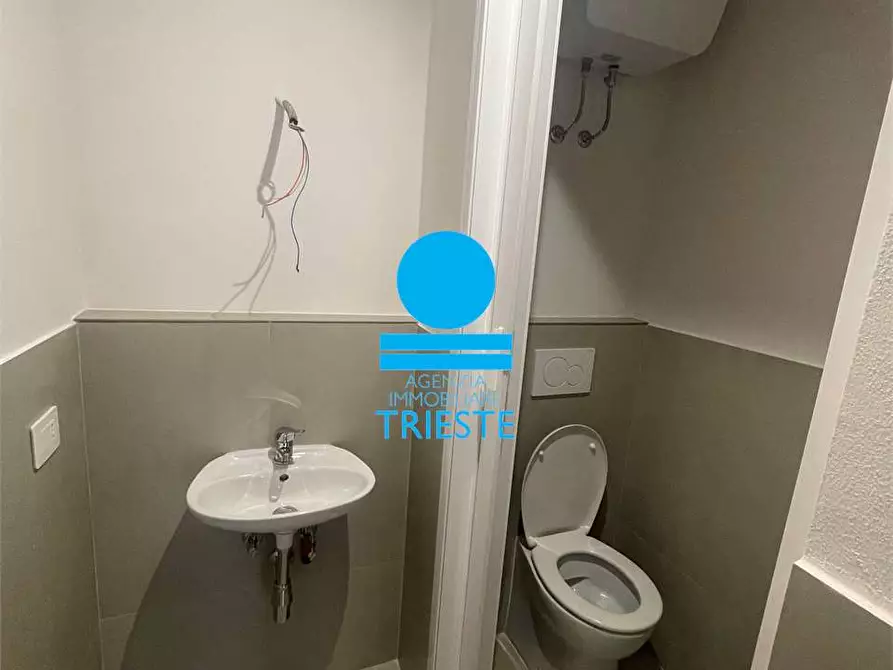 Immagine 7 di Negozio in affitto  a Pesaro