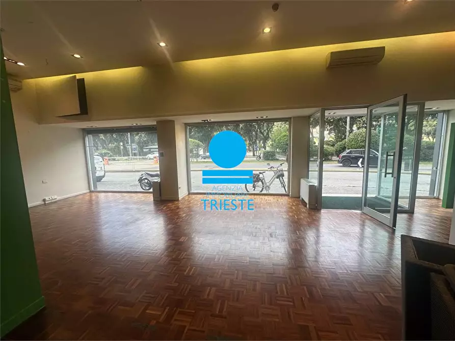 Immagine 1 di Negozio in vendita  a Pesaro