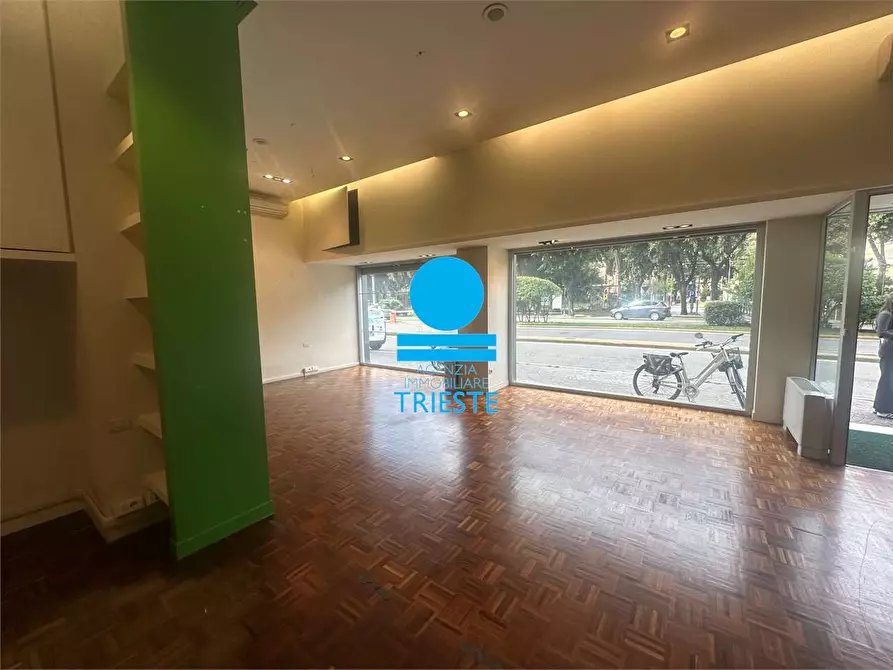 Immagine 2 di Negozio in vendita  a Pesaro