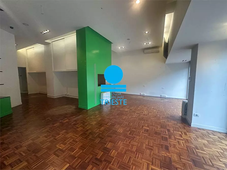 Immagine 3 di Negozio in vendita  a Pesaro