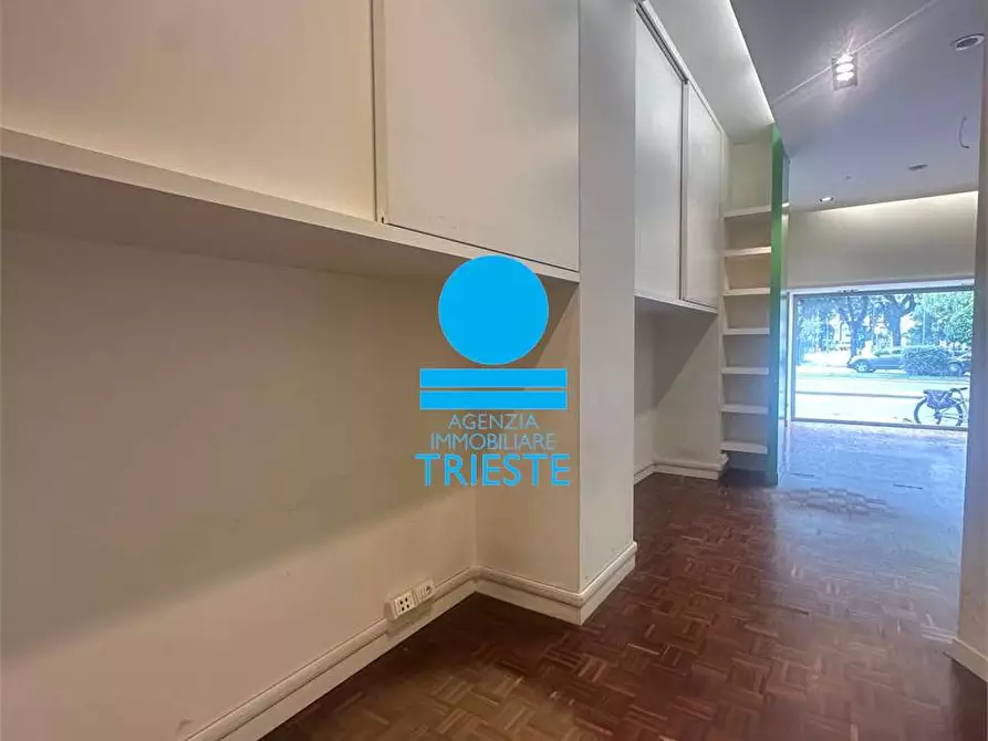 Immagine 6 di Negozio in vendita  a Pesaro