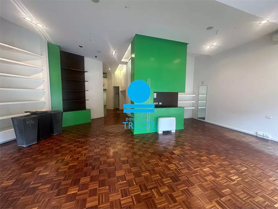 Immagine 7 di Negozio in vendita  a Pesaro