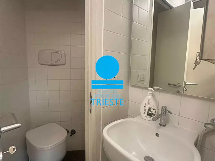 Immagine 10 di Negozio in vendita  a Pesaro