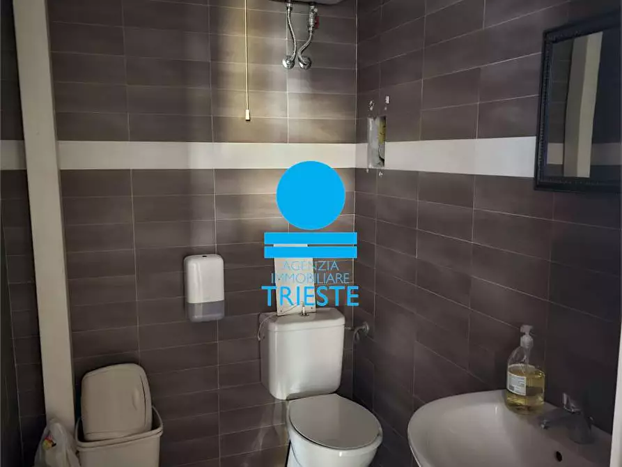Immagine 12 di Negozio in vendita  in via galilei 40 a Pesaro
