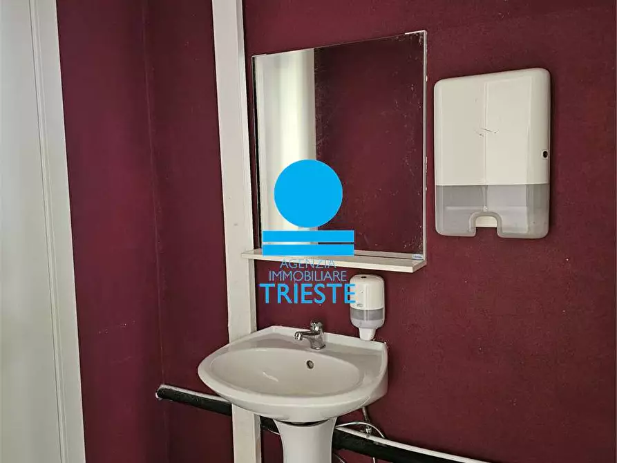 Immagine 13 di Negozio in vendita  in via galilei 40 a Pesaro