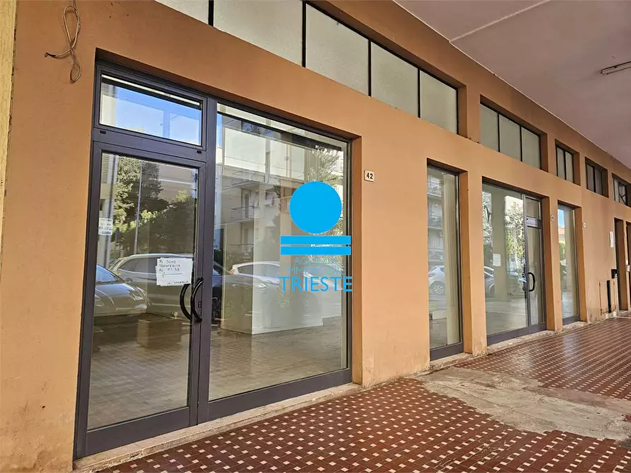 Immagine 14 di Negozio in vendita  in via galilei 40 a Pesaro