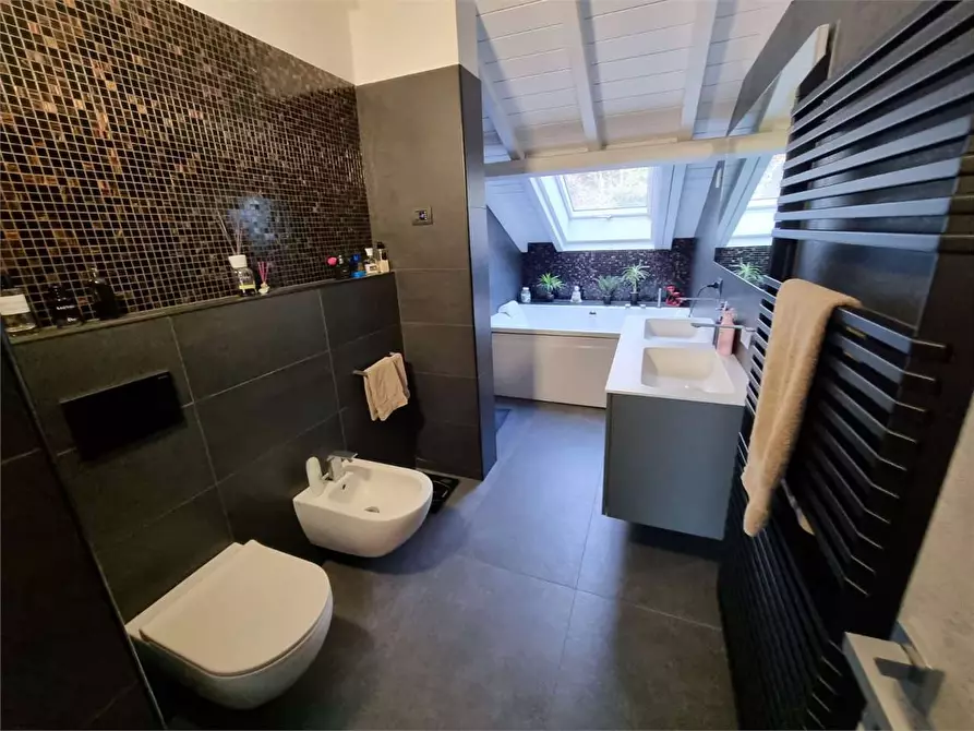 Immagine 23 di Attico in vendita  in Via Cernobbio 7 a Como