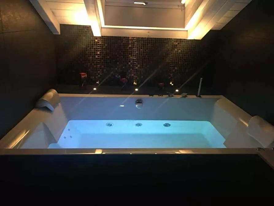 Immagine 30 di Attico in vendita  in Via Cernobbio 7 a Como