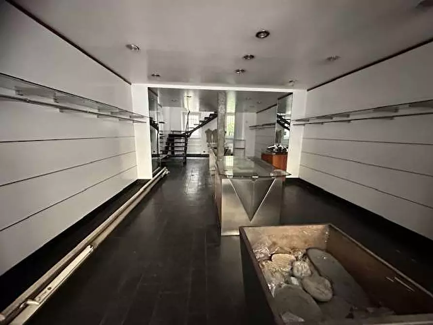 Immagine 18 di Negozio in vendita  in Via MIlano 114 a Como