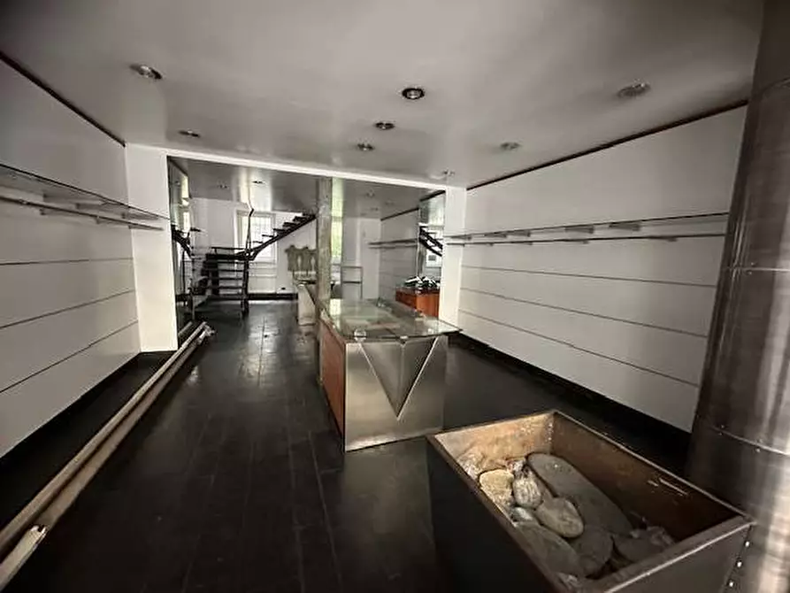 Immagine 19 di Negozio in vendita  in Via MIlano 114 a Como