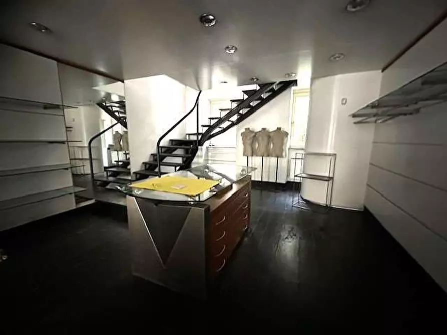 Immagine 21 di Negozio in vendita  in Via MIlano 114 a Como