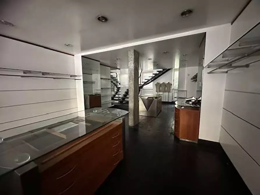 Immagine 22 di Negozio in vendita  in Via MIlano 114 a Como