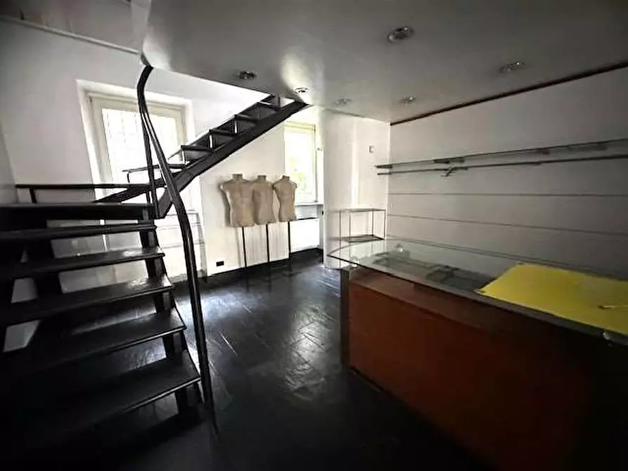 Immagine 23 di Negozio in vendita  in Via MIlano 114 a Como