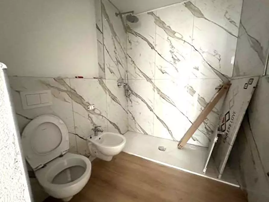 Immagine 11 di Appartamento in vendita  in Via MIlano 116 a Como