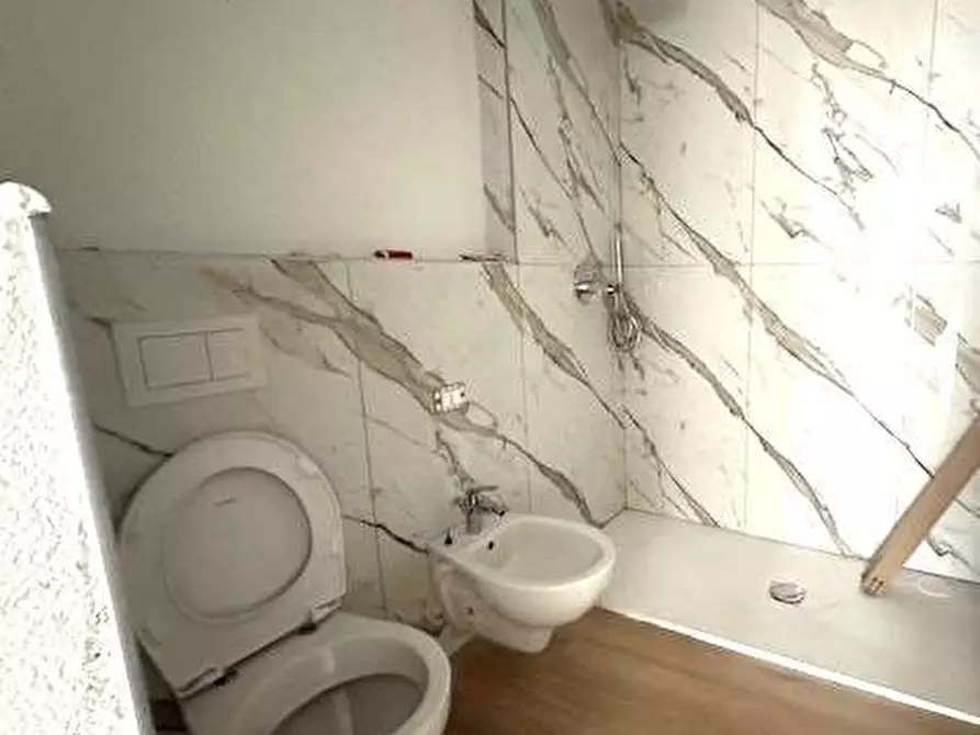 Immagine 11 di Appartamento in vendita  in Via MIlano 116 a Como