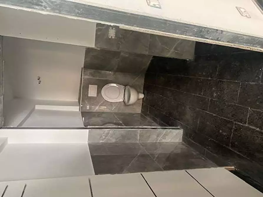 Immagine 25 di Negozio in vendita  in Via MIlano 114 a Como