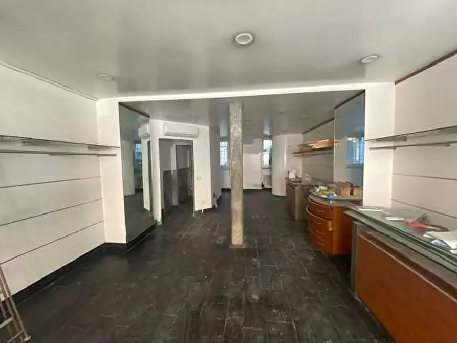 Immagine 2 di Negozio in vendita  in Via MIlano 114 a Como