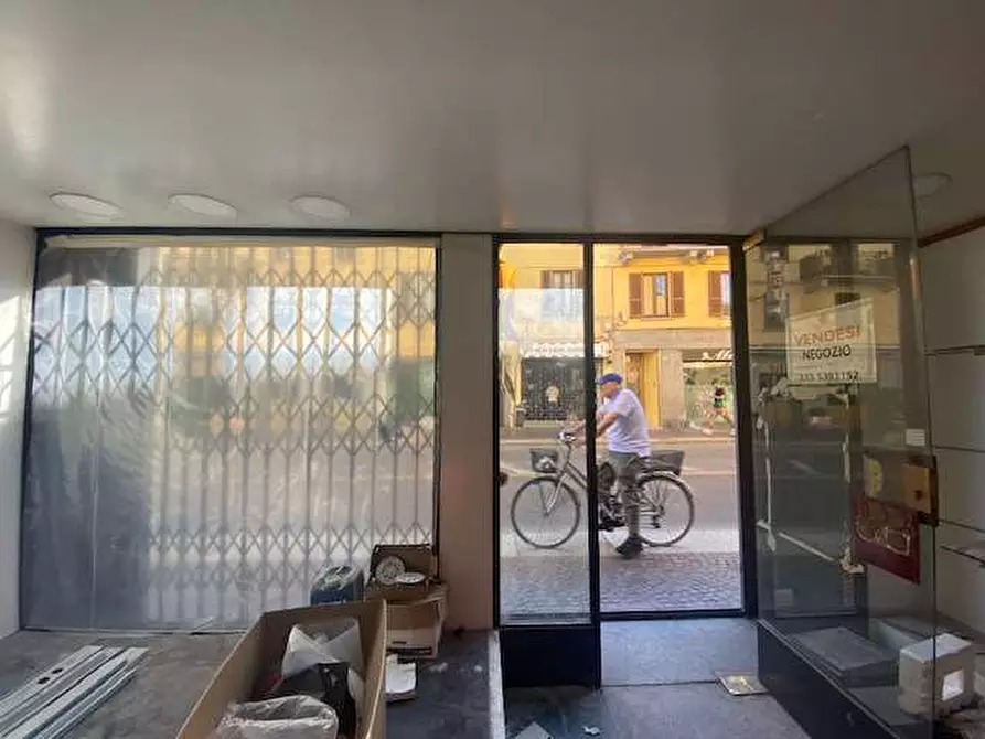Immagine 26 di Negozio in vendita  in Via MIlano 114 a Como