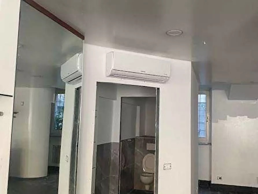 Immagine 5 di Negozio in vendita  in Via MIlano 114 a Como