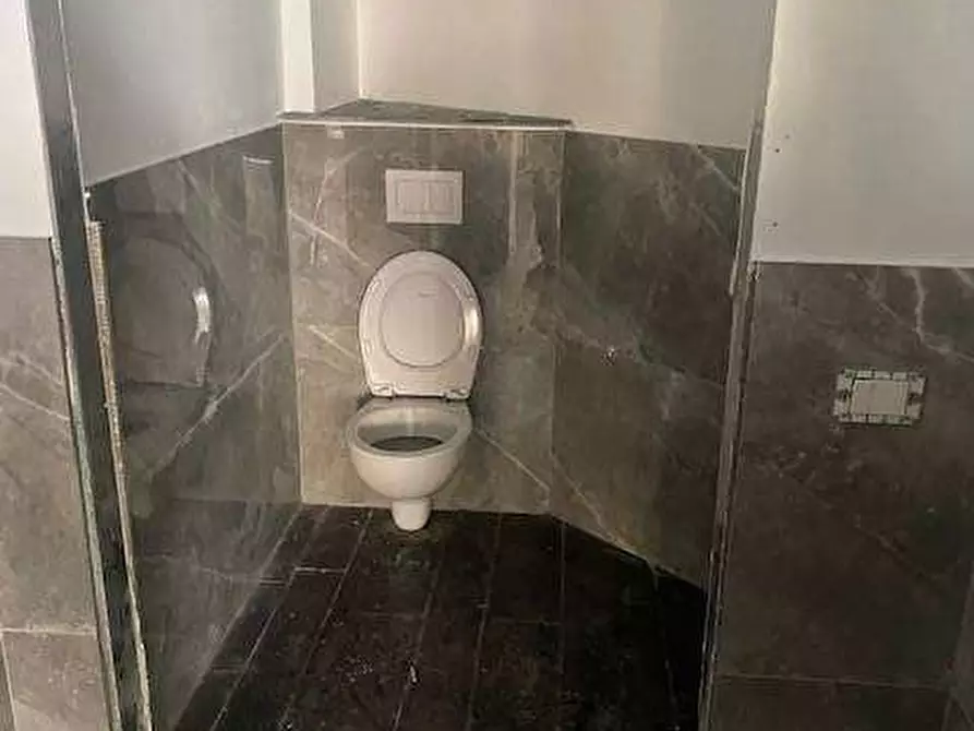 Immagine 27 di Negozio in vendita  in Via MIlano 114 a Como