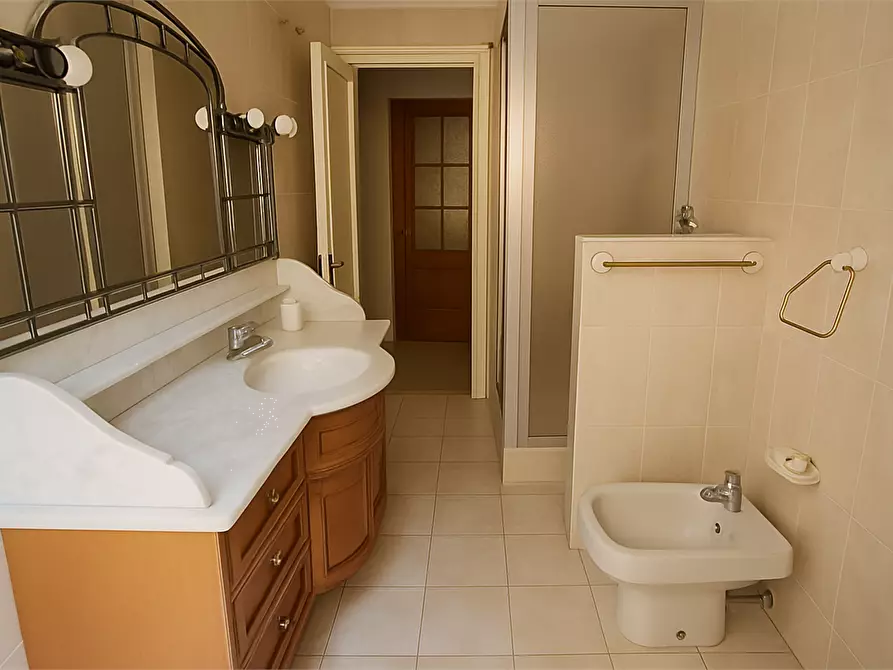 Immagine 5 di Trilocale in vendita  in Via Anzani 16 a Como