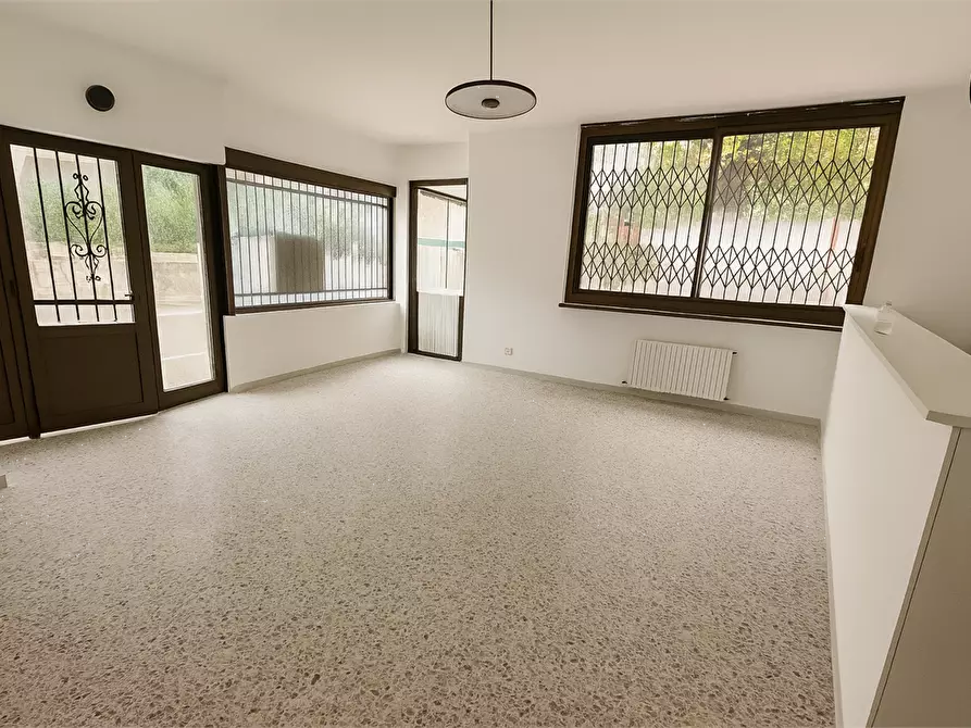 Immagine 1 di Negozio in vendita  in Via Varesina 47 a Como