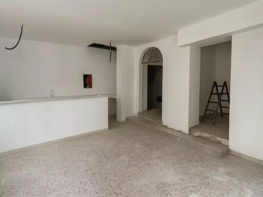 Immagine 3 di Negozio in vendita  in Via Varesina 47 a Como