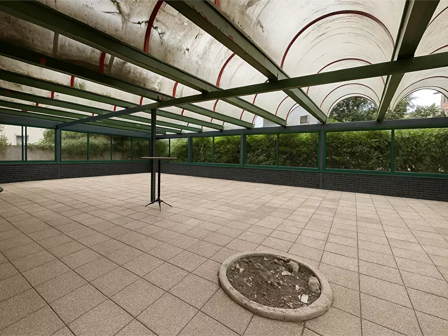 Immagine 8 di Negozio in vendita  in Via Varesina 47 a Como