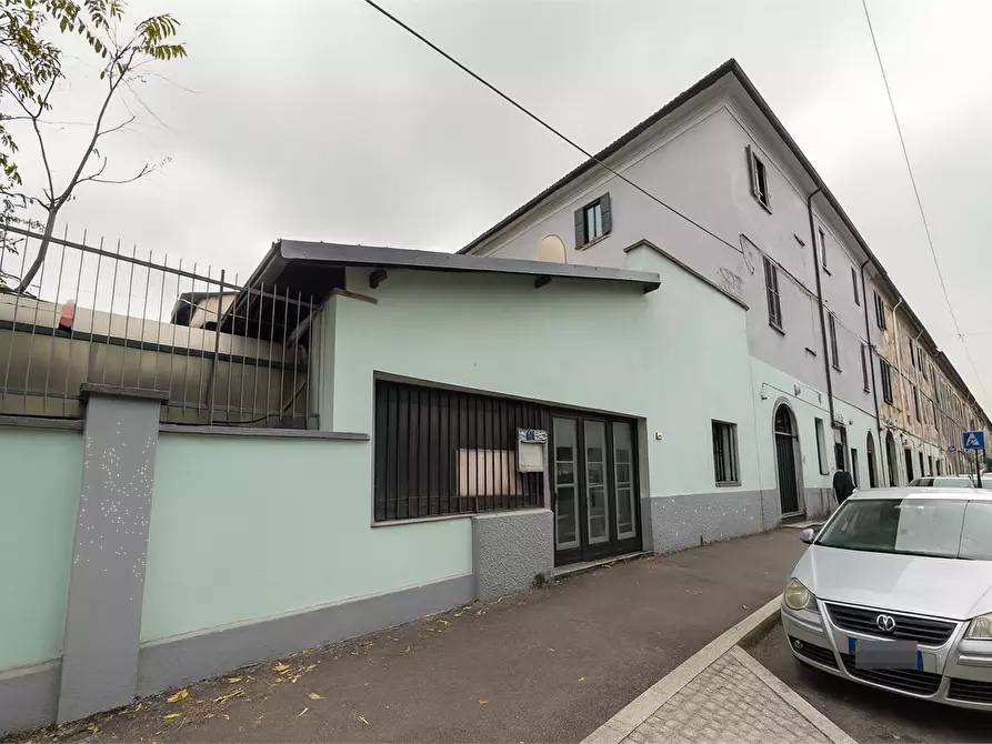 Immagine 11 di Negozio in vendita  in Via Varesina 47 a Como