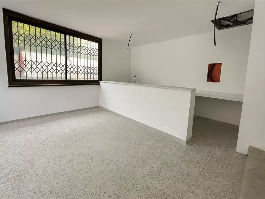 Immagine 4 di Negozio in vendita  in Via Varesina 47 a Como