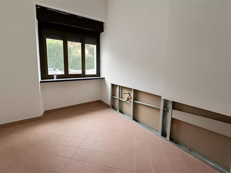 Immagine 5 di Negozio in vendita  in Via Varesina 47 a Como