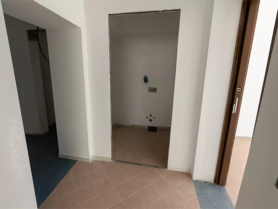 Immagine 6 di Negozio in vendita  in Via Varesina 47 a Como