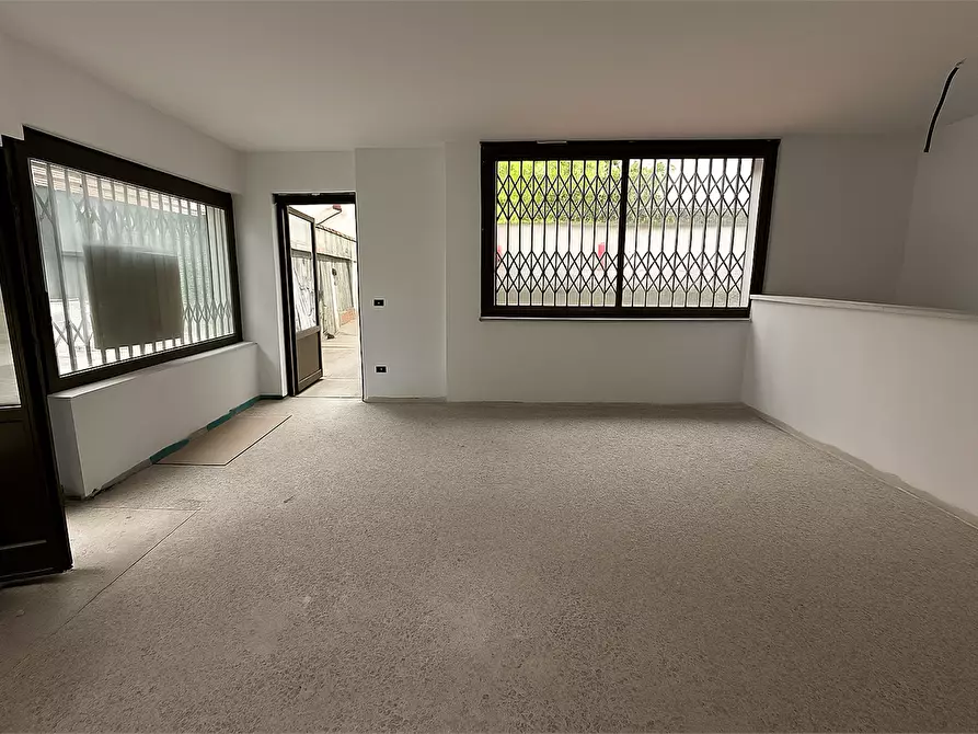 Immagine 2 di Negozio in vendita  in Via Varesina 47 a Como