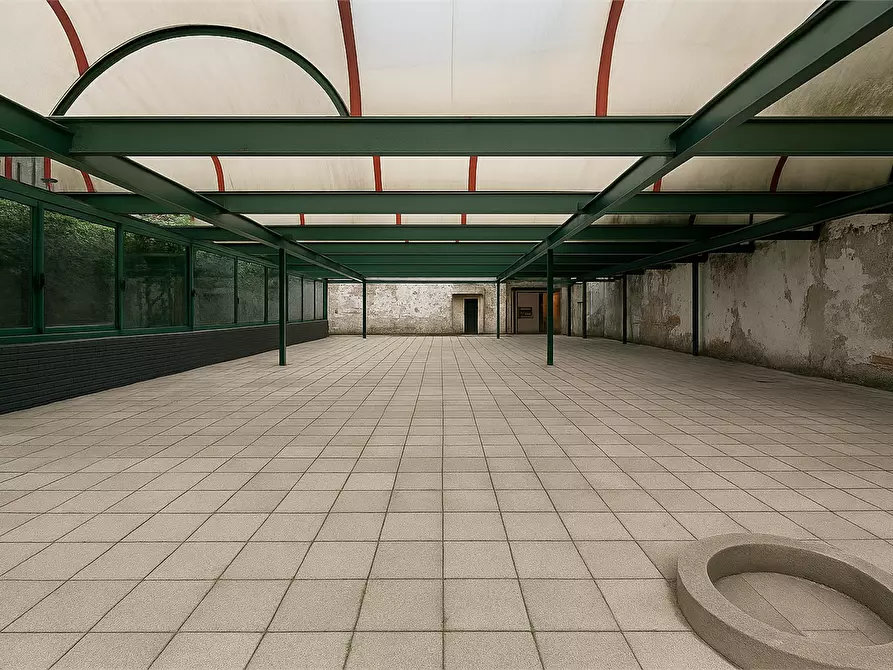 Immagine 10 di Negozio in vendita  in Via Varesina 47 a Como