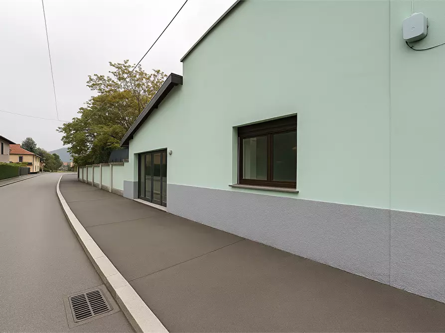 Immagine 13 di Negozio in vendita  in Via Varesina 47 a Como