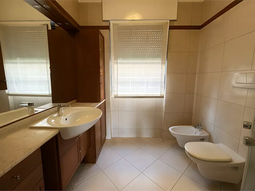 Immagine 11 di Appartamento in vendita  in Via Giustizia e Libertà  a Como