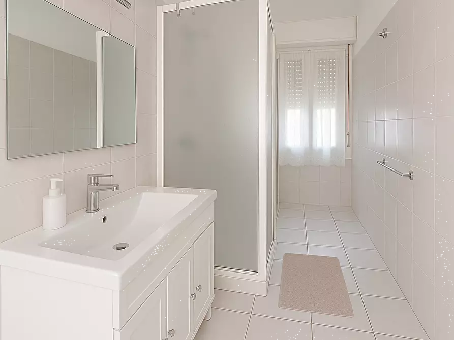 Immagine 12 di Appartamento in vendita  in Via Giustizia e Libertà  a Como