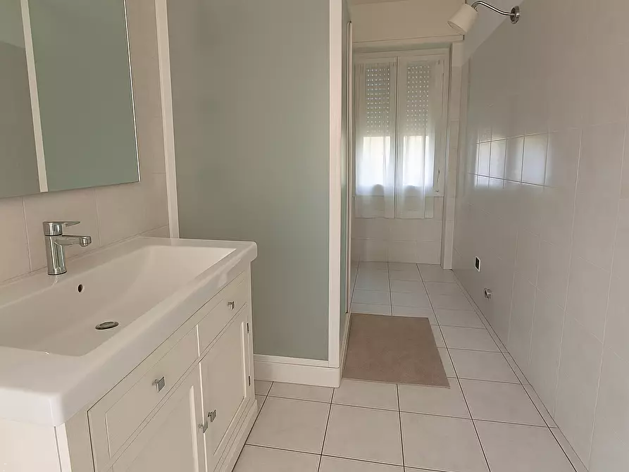 Immagine 13 di Appartamento in vendita  in Via Giustizia e Libertà  a Como