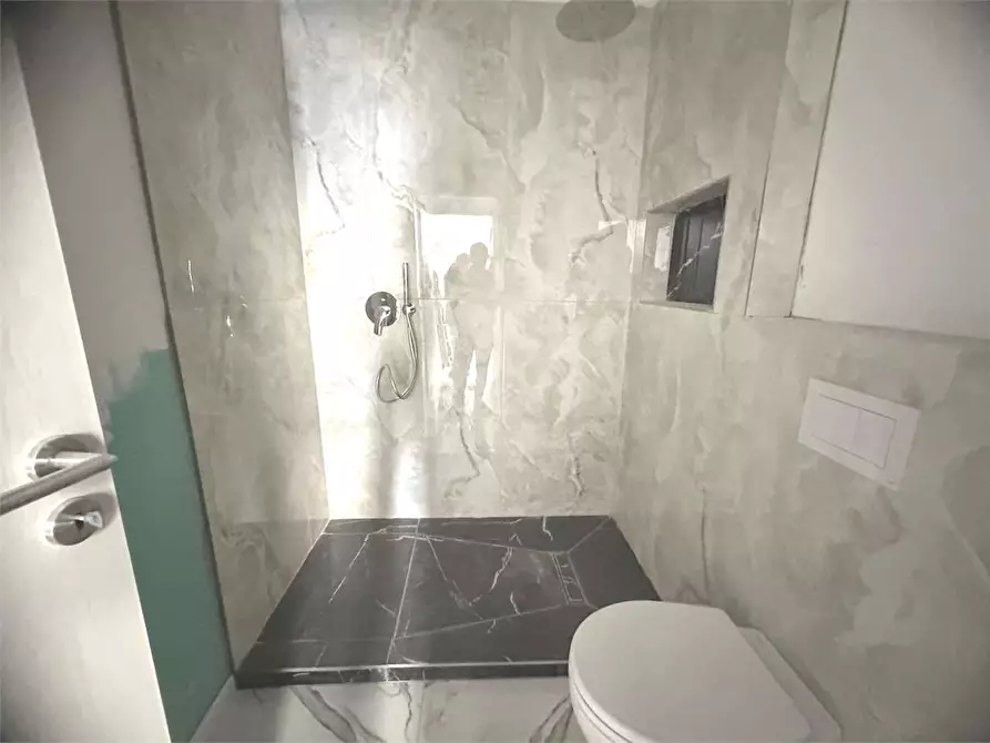 Immagine 10 di Monolocale in affitto  in Via Varesina 53 a Como