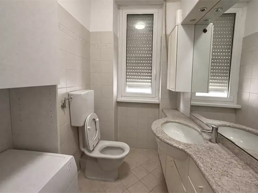 Immagine 15 di Appartamento in vendita  in via Leoni 5 a Como