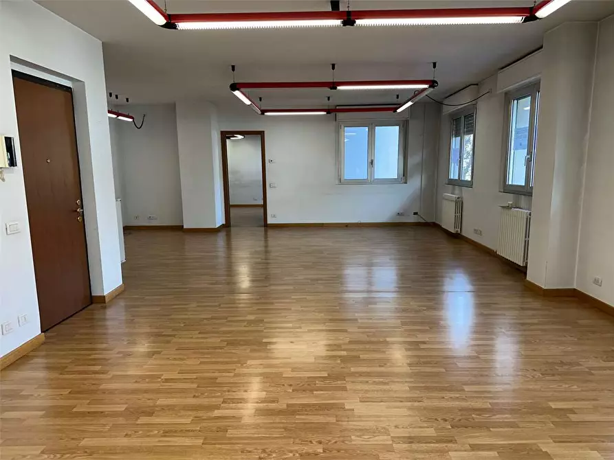 Immagine 7 di Ufficio in vendita  in Viale Varese  47 a Como