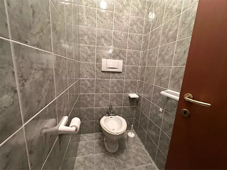 Immagine 25 di Ufficio in vendita  in Viale Varese  47 a Como