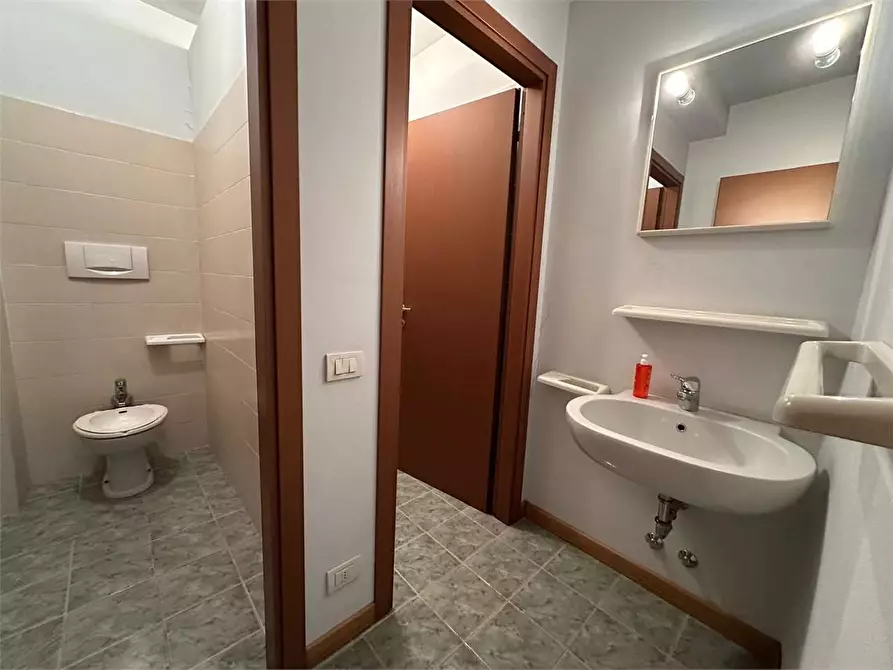 Immagine 17 di Trilocale in vendita  in Viale Varese 47 a Como